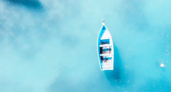 바다에서 나무 보트의 공중 오버 헤드 보기입니다. 휴식과 홀리 — 스톡 사진