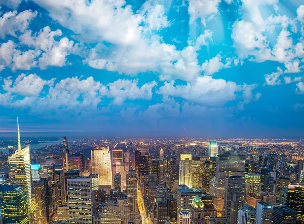 Vysoké mrakodrapy v Midtown Manhattanu, noční letecký výhled — Stock fotografie