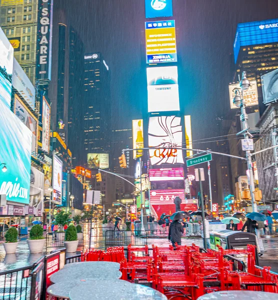 Město New York-13. června 2013: turisté si užívají nočního života v čase — Stock fotografie