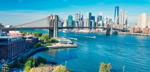 Puente de Brooklyn y horizonte del Bajo Manhattan en otoño — Foto de Stock