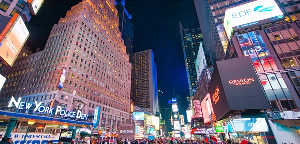 New York City-13 juni, 2013: turister njuta nattliv i tid — Stockfoto