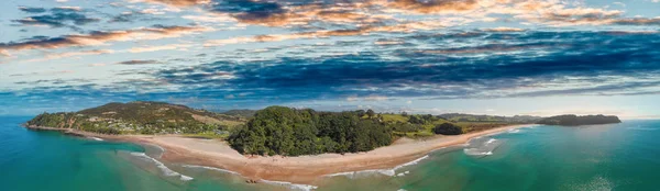 Hot Water Beach, Új-Zéland. Légifelvételek a gyönyörű tengeri kilátás — Stock Fotó