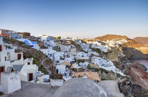 Paisaje del atardecer y paisaje urbano de Oia en la isla de Santorini, Grecia —  Fotos de Stock
