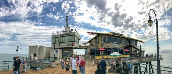 Santa Monica, CA-srpen 1, 2017: Turisté navštěvují slavné město PI — Stock fotografie