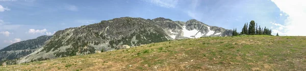 Vue panoramique sur les magnifiques montagnes de Whistler en saison estivale — Photo