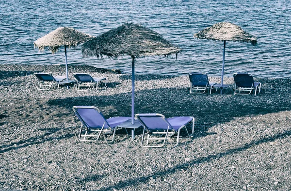 Szalma esernyők a strandon — Stock Fotó