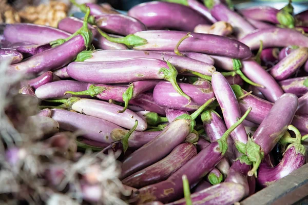 Şehir pazarında güzel patlıcan — Stok fotoğraf