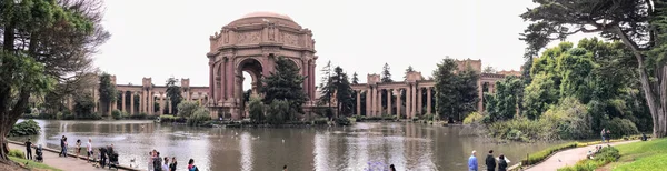 San Francisco-5 augusti, 2017: Palace of Fine Arts med trädgård — Stockfoto