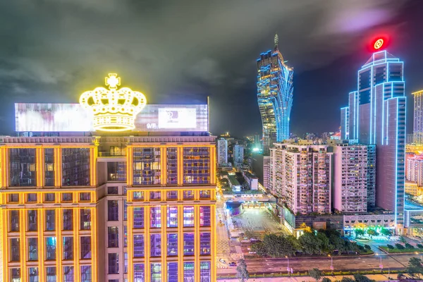 MACAU, CHINA - 10 DE MAYO DE 2014: Rascacielos y casillas iluminadas —  Fotos de Stock