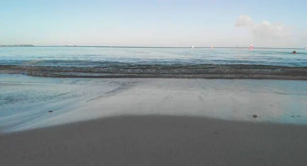 Dalgalar ile güzel plaj, havadan görünüm — Stok fotoğraf