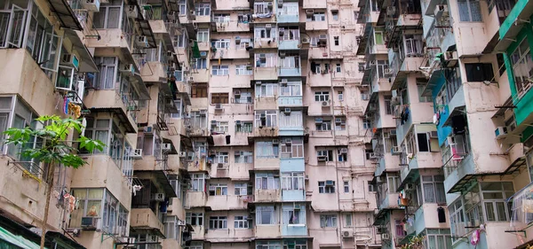 Над переповненим житлом у старому житловому районі Гонконгу — стокове фото