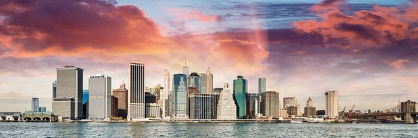 Panoramisch uitzicht op Manhattan skyline van Brooklyn bij zonsondergang, nieuw — Stockfoto