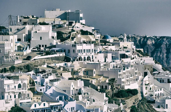 Oisa, Santorini. Cidade paisagem grega no pôr do sol de verão — Fotografia de Stock