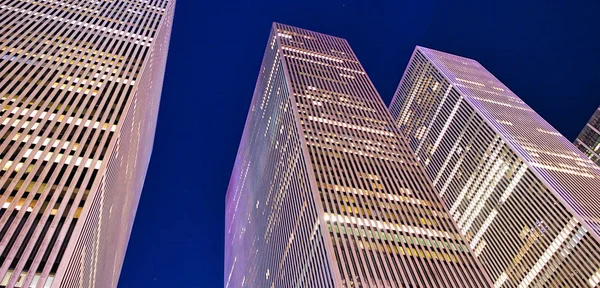 Wieżowce Midtown w nocy, widok skyward. New York City Manhat — Zdjęcie stockowe