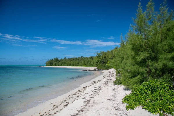 Úžasný pohled na přirozenou tropickou pláž. Svátek, relaxace a Trave — Stock fotografie