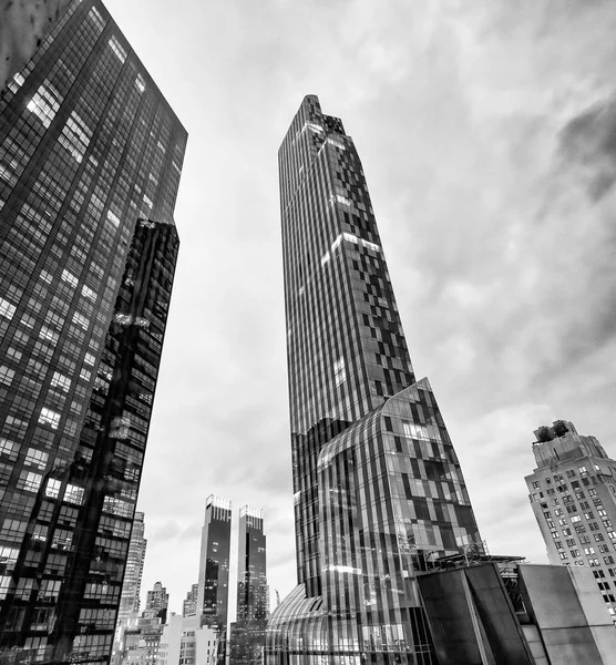 Hohe Wolkenkratzer von Midtown Manhattan vom Dach der Stadt aus gesehen — Stockfoto