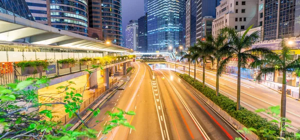 HONG KONG, CHINA - MAYO 2014: Rascacielos urbanos y tráfico en nig — Foto de Stock
