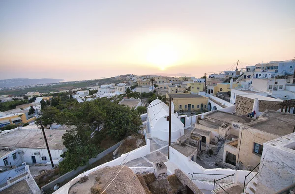 Pôr do sol paisagem e paisagem urbana de Oia em Santorini Island, Greec — Fotografia de Stock