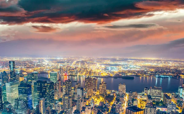 Vista aérea nocturna del horizonte de Midtown Manhattan desde Nueva York C — Foto de Stock