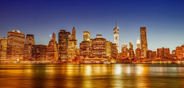 Innenstadt von Manhattan in der Nacht vom brooklyn bridge park. New York — Stockfoto