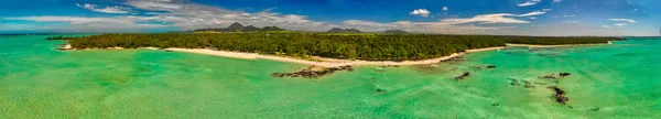 Panorama utsikt över Mauritius stranden Ile aux Cerf Beach — Stockfoto