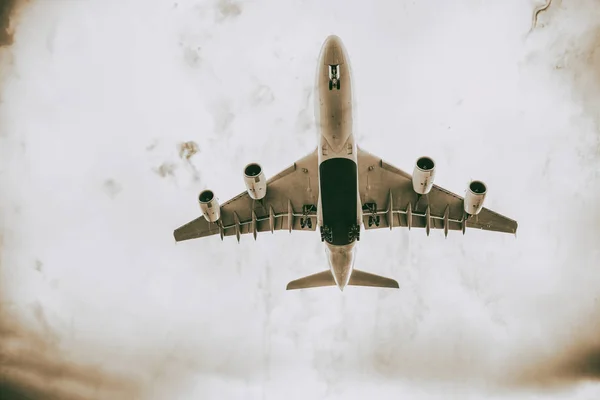 Aeronaves gigantes pousando no aeroporto. Vista para o céu — Fotografia de Stock