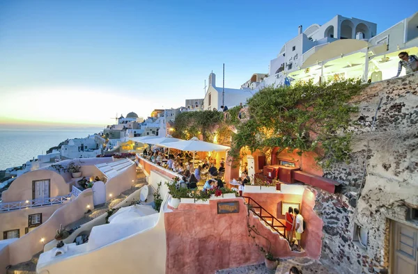 SANTORINI, GRECIA - JUNIO 2014: Vista del atardecer de los edificios de Oia y —  Fotos de Stock