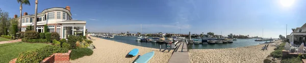 NEWPORT, CA - 31 DE JULIO DE 2017: Los turistas disfrutan de la costa de la ciudad en un — Foto de Stock