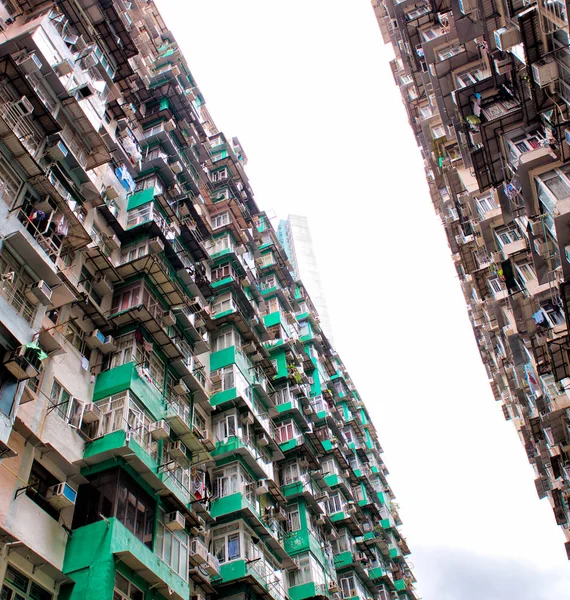 Над переповненим житлом у старому житловому районі Гонконгу — стокове фото