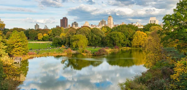 Odbicie w Central Park Lake w sezonie jesiennym, Nowy Jork — Zdjęcie stockowe