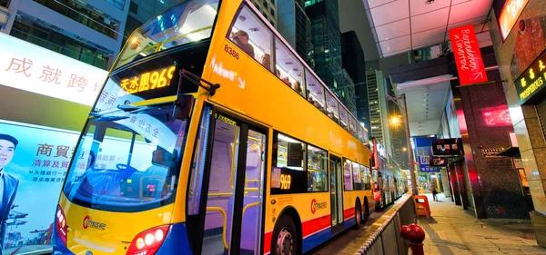 HONG KONG, CHINA - MAYO 2014: Autobús urbano por la noche en el centro de la ciudad. ¡Ho! — Foto de Stock