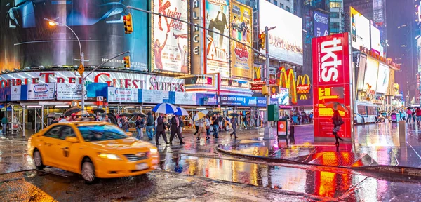 NUEVA YORK CITY - 13 DE JUNIO DE 2013: Los turistas disfrutan de la vida nocturna en Time — Foto de Stock