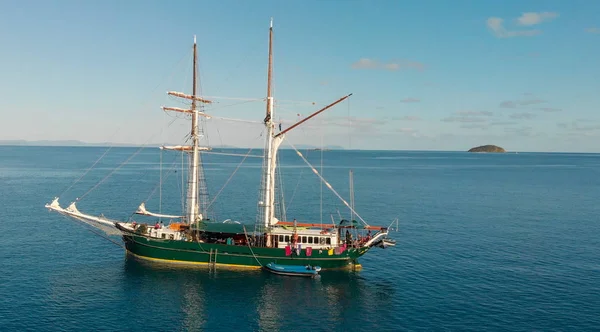 Old Sailing Ship in the middle of the ocean, aerial view — Stock Photo, Image