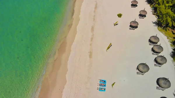 Vista aérea de la hermosa playa con vegetación —  Fotos de Stock