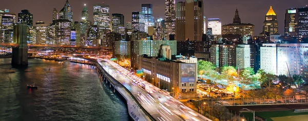 Traffic along FDR drive at night, aerial view of New York City — Stock Photo, Image