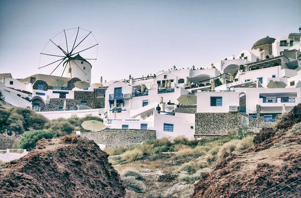 Santorini, Griekenland-juni 2014: prachtige haven van Oia bij zonsondergang. — Stockfoto