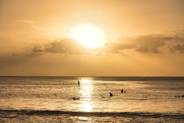 Закат над красивым пляжем, вид серферов с подсветкой. Закат солнца — стоковое фото