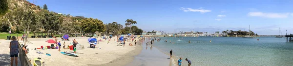 DANA COVE, CA - JULY 31, 2017: Tourists enjoy Dana Cove Beach on — Stock Photo, Image