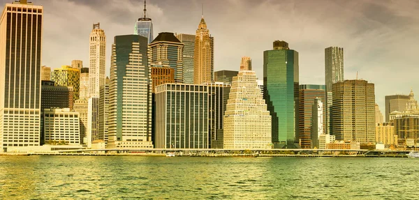 Arranha-céus modernos do centro de Manhattan — Fotografia de Stock