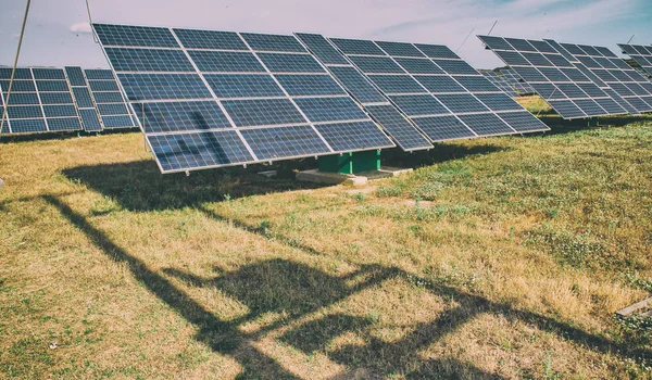 Plantas industriales solares distribuidas en el campo. Sostenibilidad —  Fotos de Stock