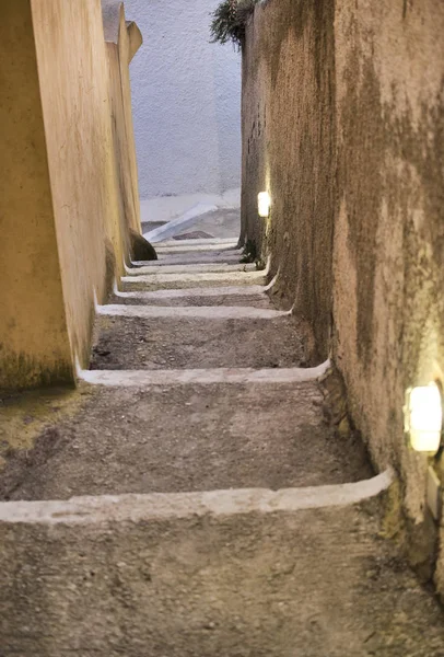 Escaliers blancs dans le centre de Santonini — Photo