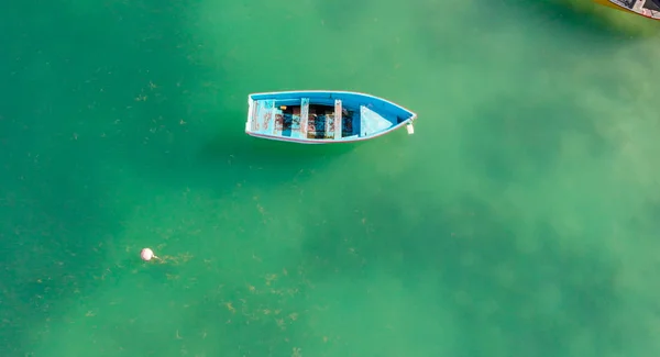 Veduta aerea aerea della barca in legno nell'oceano. Relax e holi — Foto Stock