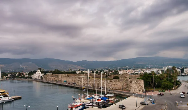 Kos, Yunanistan-Temmuz 2014: güzel şehir limanının günbatımı manzarası. Kos 