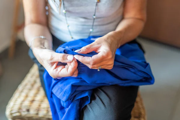 Las manos de mujer cosiendo una camisa —  Fotos de Stock