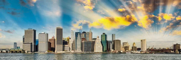 Lower Manhattan skyline in de herfst bij zonsondergang. Uitzicht vanaf Brooklyn — Stockfoto