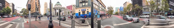 SAN FRANCISCO - AGOSTO 6, 2017: Turistas ao longo do famoso Mercado Str — Fotografia de Stock