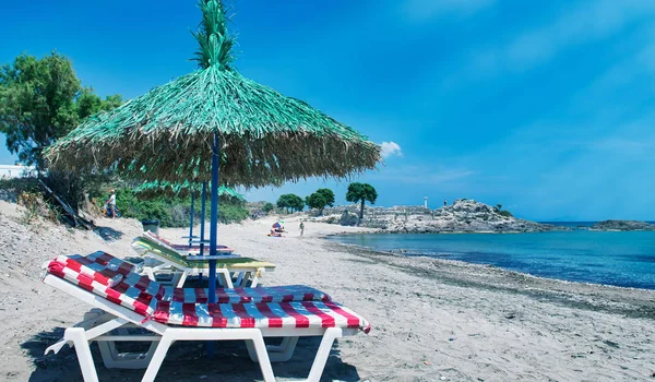 Sillas de playa y sombrillas en verano —  Fotos de Stock