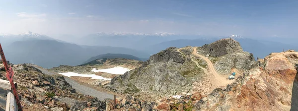 Vue panoramique sur les magnifiques montagnes de Whistler en saison estivale — Photo