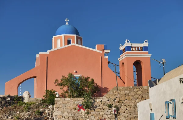 Iglesia colorida en Santorini, Grecia — Foto de Stock