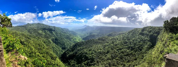 晴れた日の熱帯林のパノラマ航空写真 — ストック写真